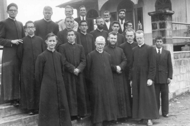 P. Luis Carollo, P. Juan Shutka, P. Victoriano Calleja, P. Natale Pulici, P. Toigo en la misión en Macas