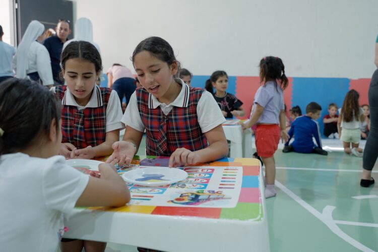 Rojeen, Mariana, Lourdes