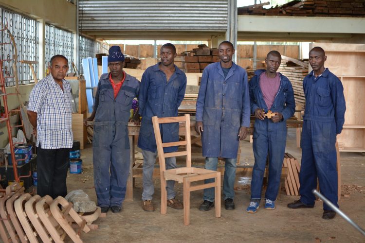 V stolárskej a zváračskej dielni centra sa rozbieha výroba nábytku na zákazky