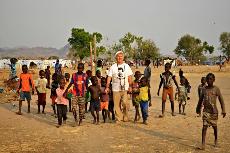 Saleziáni s deti z utečeneckého tábora