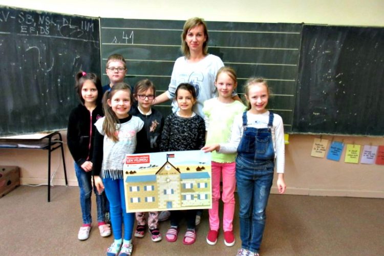 ZŠ v Kamenci pod Vtáčnikom - dolepovanie tehličiek