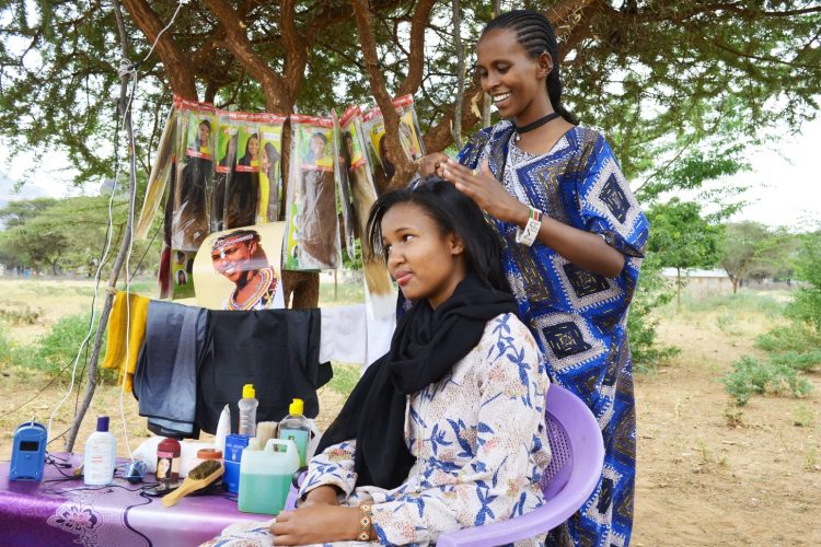 04_Kaderníčka Salome v salóne pod stromom