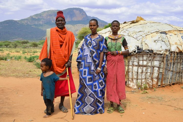 05_Salome s dcérou a rodičmi pred svojím domom