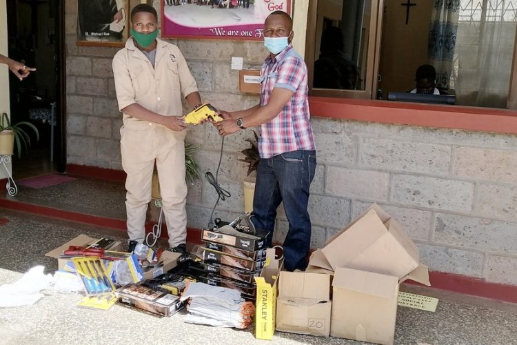 Odovzdávanie_štartovacích_balíčkov