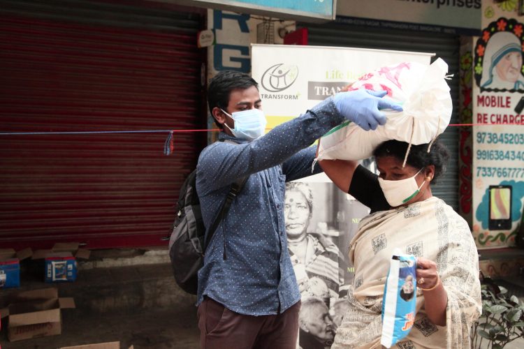 INK - Bangalore - India - Ration distribution in Jeevan Bhima Nagar Bangalore- BREADS (2)-min